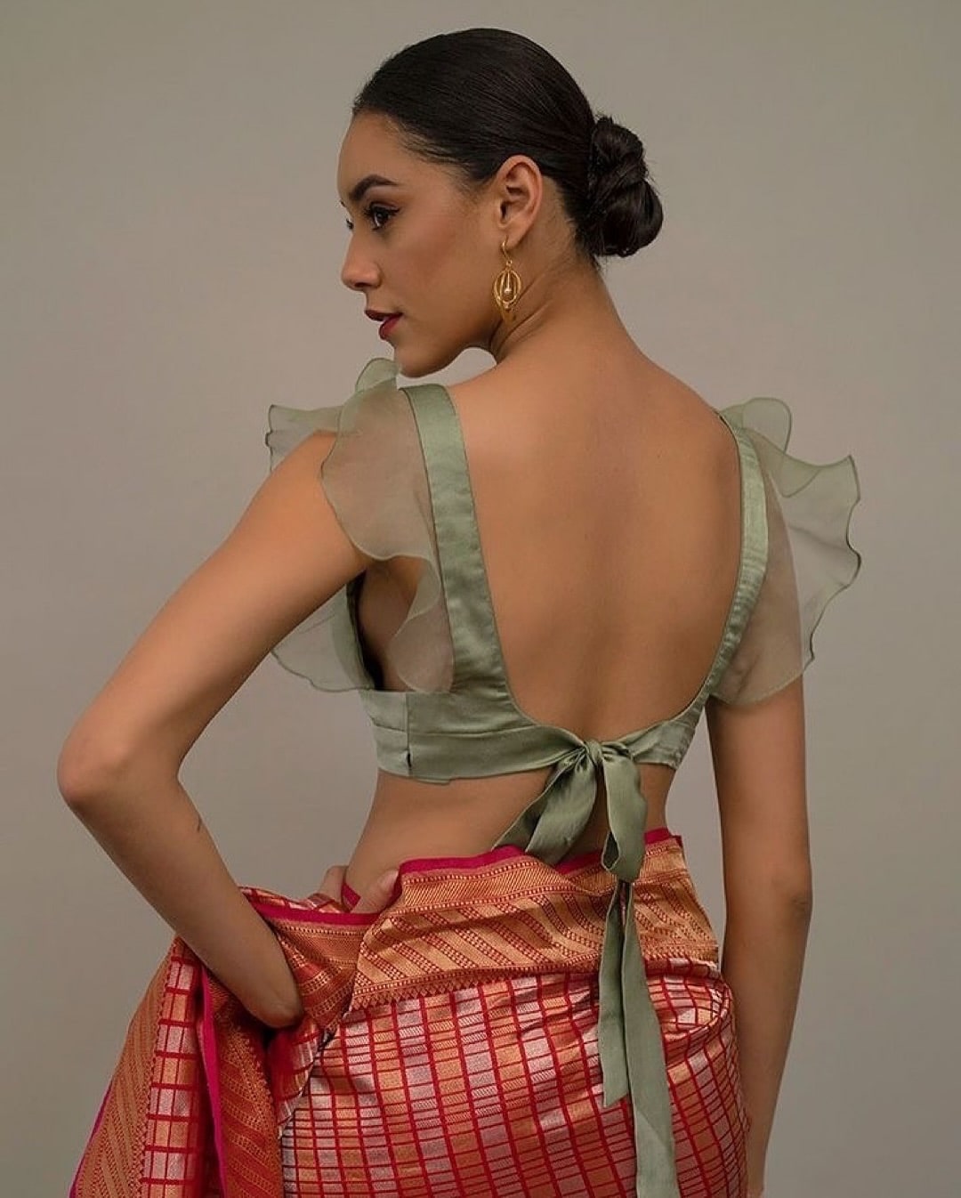 ಬೇಸಿಗೆಯಲ್ಲಿ ಕಾಟನ್ ಅಥವಾ ಆರ್ಗನ್ಜಾ ಸೀರೆಯನ್ನು ಧರಿಸುತ್ತಿದ್ದರೆ, ಅದಕ್ಕೆ ಈ ರೀತಿಯ ಬ್ಲೌಸ್ ಅನ್ನು ಹೊಲಿಸಿ. ಇದು ತೋಳುಗಳ ಮೇಲೆ ಫ್ರಿಲ್ ವಿನ್ಯಾಸವನ್ನು ಮತ್ತು ಹಿಂಭಾಗದಲ್ಲಿ ಸುಂದರವಾದ ದಾರವನ್ನು ಹೊಂದಿದೆ.