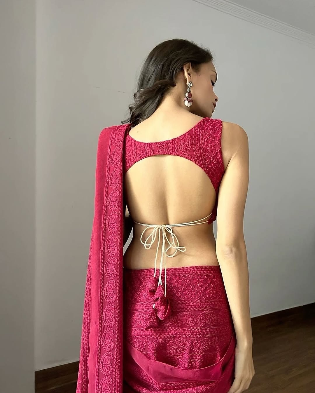 ತೋಳಿಲ್ಲದ ವಿನ್ಯಾಸದೊಂದಿಗೆ, ಹಿಂಭಾಗದಲ್ಲಿ ಅರ್ಧ ವೃತ್ತಾಕಾರದ ವಿನ್ಯಾಸವನ್ನು ಮಾಡಿ, ಸೊಂಟಕ್ಕೆ ದಾರವನ್ನು ಜೋಡಿಸಿ. 