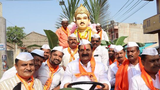 ಜಗಜ್ಯೋತಿ ಶ್ರೀ ಬಸವೇಶ್ವರರ ಜಯಂತಿ ಅಂಗವಾಗಿ  ಬೆಳಗಾವಿ ಜಿಲ್ಲೆಯ ರಾಯಬಾಗ ಪಟ್ಟಣದಲ್ಲಿ ನಡೆದ ಮೆರವಣಿಗೆಯಲ್ಲಿ ಶಾಸಕ ದುರ್ಯೋಧನ ಐಹೊಳೆ ಅವರೇ ಟ್ರಾಕ್ಟರ್‌ ಚಲಾಯಿಸಿದರು.