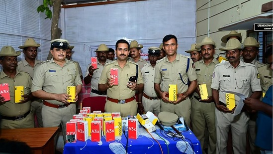 ಚಿಕ್ಕಬಳ್ಳಾಪುರದಲ್ಲಿ ನಡೆದಿದ್ದ 4.5 ಕೋಟಿ ರೂ ಮೌಲ್ಯದ 5140 ಮೊಬೈಲ್ ಕಳವು ಪ್ರಕರಣದಲ್ಲಿ ಆರೋಪಿಗಳನ್ನು ಬಂಧಿಸುವಲ್ಲಿ ಪೊಲೀಸರು ಯಶಸ್ವಿಯಾಗಿದ್ದಾರೆ ಚಿಕ್ಕಬಳ್ಳಾಪುರದಲ್ಲಿ ನಡೆದಿದ್ದ 4.5 ಕೋಟಿ ರೂ ಮೌಲ್ಯದ 5140 ಮೊಬೈಲ್ ಕಳವು ಪ್ರಕರಣದಲ್ಲಿ ಆರೋಪಿಗಳನ್ನು ಬಂಧಿಸುವಲ್ಲಿ ಪೊಲೀಸರು ಯಶಸ್ವಿಯಾಗಿದ್ದಾರೆ