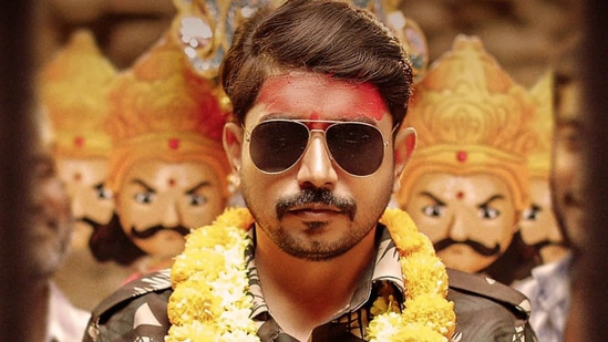 ಕೆಂಡಸಂಪಿಗೆ, ಕಾಲೇಜ್ ಕುಮಾರ್ ಸಿನಿಮಾಗಳಲ್ಲಿ ನಟಿಸಿದ ವಿಕ್ಕಿ ಕಾಲಾಪತ್ಥರ್ ಸಿನಿಮಾದಲ್ಲಿಯೂ ನಾಯಕನಾಗಿ ನಟಿಸುವುದಷ್ಟೇ ಅಲ್ಲದೆ, ನಿರ್ದೇಶಕನಾಗಿಯೂ ಅದೃಷ್ಟ ಪರೀಕ್ಷೆಗೆ ಇಳಿದಿದ್ದರು. ಕೆಂಡಸಂಪಿಗೆ, ಕಾಲೇಜ್ ಕುಮಾರ್ ಸಿನಿಮಾಗಳಲ್ಲಿ ನಟಿಸಿದ ವಿಕ್ಕಿ ಕಾಲಾಪತ್ಥರ್ ಸಿನಿಮಾದಲ್ಲಿಯೂ ನಾಯಕನಾಗಿ ನಟಿಸುವುದಷ್ಟೇ ಅಲ್ಲದೆ, ನಿರ್ದೇಶಕನಾಗಿಯೂ ಅದೃಷ್ಟ ಪರೀಕ್ಷೆಗೆ ಇಳಿದಿದ್ದರು.