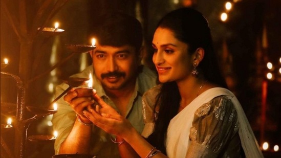 ಚಿತ್ರಮಂದಿರಗಳಲ್ಲಿ ಪ್ರೇಕ್ಷಕರಿಂದ ಮೆಚ್ಚುಗೆ ಪಡೆದು, ಮಿಶ್ರ ವಿಮರ್ಶೆ ಪಡೆದ ಕಾಲಾಪತ್ಥರ್ ಸಿನಿಮಾ ಇದೀಗ ಏ. 2ರಿಂದ ಸನ್ ನೆಕ್ಸ್ಟ್ ಒಟಿಟಿಯಲ್ಲಿ ಸ್ಟ್ರೀಮಿಂಗ್ ಆರಂಭಿಸಲಿದೆ. ಚಿತ್ರಮಂದಿರಗಳಲ್ಲಿ ಪ್ರೇಕ್ಷಕರಿಂದ ಮೆಚ್ಚುಗೆ ಪಡೆದು, ಮಿಶ್ರ ವಿಮರ್ಶೆ ಪಡೆದ ಕಾಲಾಪತ್ಥರ್ ಸಿನಿಮಾ ಇದೀಗ ಏ. 2ರಿಂದ ಸನ್ ನೆಕ್ಸ್ಟ್ ಒಟಿಟಿಯಲ್ಲಿ ಸ್ಟ್ರೀಮಿಂಗ್ ಆರಂಭಿಸಲಿದೆ.