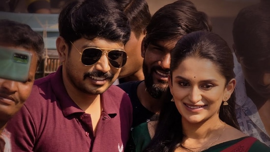 ಇದೇ ಚಿತ್ರದಲ್ಲಿ ಡಾ. ರಾಜ್ಕುಮಾರ್ ಮೊಮ್ಮಗಳು ಧನ್ಯಾ ರಾಮಕುಮಾರ್ ಈ ಚಿತ್ರದಲ್ಲಿ ನಾಯಕಿಯಾಗಿ ನಟಿಸಿದ್ದರು. ಇನ್ನುಳಿದಂತೆ ಟಿ ಎಸ್ ನಾಗಾಭರಣ, ಅಚ್ಯುತ್ ಕುಮಾರ್, ಸಂಪತ್ ಮೈತ್ರೇಯ, ರಾಜೇಶ್ ನಟರಂಗ ಸೇರಿ ಹಲವರು ಪಾತ್ರವರ್ಗದಲ್ಲಿದ್ದರು. ಇದೇ ಚಿತ್ರದಲ್ಲಿ ಡಾ. ರಾಜ್ಕುಮಾರ್ ಮೊಮ್ಮಗಳು ಧನ್ಯಾ ರಾಮಕುಮಾರ್ ಈ ಚಿತ್ರದಲ್ಲಿ ನಾಯಕಿಯಾಗಿ ನಟಿಸಿದ್ದರು. ಇನ್ನುಳಿದಂತೆ ಟಿ ಎಸ್ ನಾಗಾಭರಣ, ಅಚ್ಯುತ್ ಕುಮಾರ್, ಸಂಪತ್ ಮೈತ್ರೇಯ, ರಾಜೇಶ್ ನಟರಂಗ ಸೇರಿ ಹಲವರು ಪಾತ್ರವರ್ಗದಲ್ಲಿದ್ದರು.