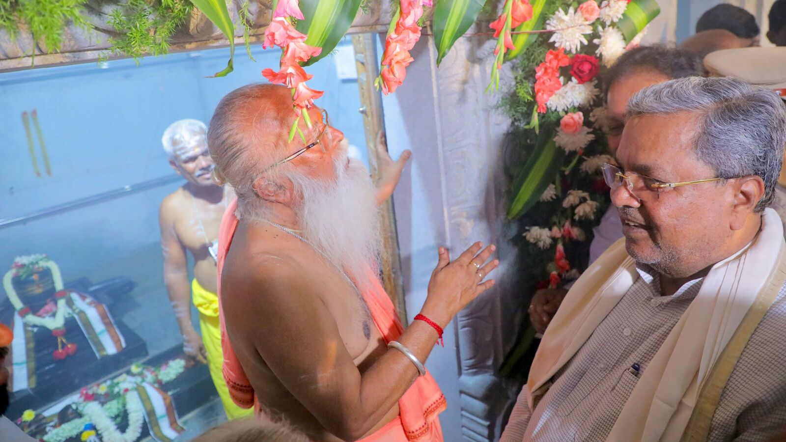 ಮನೆ ದೇವರ ದರ್ಶನ ಪಡೆದು ಲಾವಣಿ ಹಾಡಿದ ಸಿಎಂ ಸಿದ್ದರಾಮಯ್ಯ; 400 ವರ್ಷ ಇತಿಹಾಸದ ಅಲ್ಲಾಪಟ್ಟಣದ ಅನ್ನದಾನೇಶ್ವರ ಸ್ವಾಮಿಗೆ ವಿಶೇಷ ಪೂಜೆ