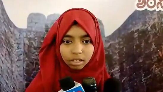 ಶಗುಫ್ತಾ ಅಂಜುಮ್ ಶಿರಸಿ ನಗರದ ಹೊರವಲಯದ ಟಿಪ್ಪುನಗರ ನಿವಾಸಿಯಾಗಿದ್ದು, ಪೂರ್ಣಾಂಕ ಸಾಧನೆ ಕುರಿತು ಸುದ್ದಿಗಾರರ ಜತೆಗೆ ಮಾತನಾಡುತ್ತ ಸಂಭ್ರಮ ಹಂಚಿಕೊಂಡಿದ್ದಾರೆ.