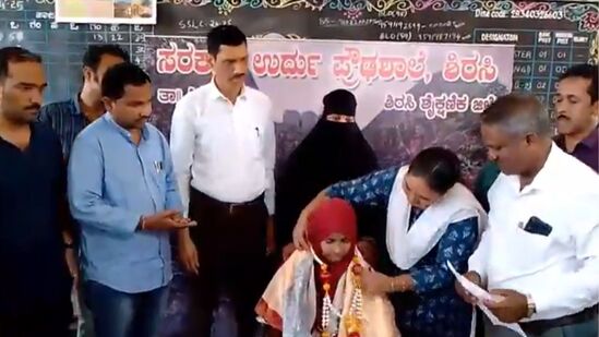 ಬಿಹಾರ ಮೂಲದ ಶಗುಫ್ತಾ ಅಂಜುಮ್ ಕಳೆದ 5 ವರ್ಷಗಳಿಂದ ಶಿರಸಿಯ ಸರ್ಕಾರ ಉರ್ದು ಶಿಕ್ಷಣ ಸಂಸ್ಥೆಯ ಪ್ರಾಥಮಿಕ,ಪ್ರೌಢಶಾಲೆಯ ವಿದ್ಯಾರ್ಥಿನಿ. ಬಿಹಾರದಲ್ಲಿ ಮೌಲ್ವಿಯಾಗಿ ಕಾರ್ಯನಿರ್ವಹಿಸಿದ್ದ ಮೌಲಾನಾ ಅವರ ಪುತ್ರಿ. ಶಗುಫ್ತಾ ಸಾಧನೆಯ ಕಾರಣ ಶಾಲೆಯ ಶಿಕ್ಷಕ ವೃಂದದ ಸಂಭ್ರಮಿಸಿದ್ದು, ವಿದ್ಯಾರ್ಥಿನಿಗೆ ಶಾಲು ಹೊದೆಸಿ ಗೌರವಿಸಿದರು. 