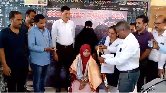 ಸರ್ಕಾರಿ ಉರ್ದು ಆಂಗ್ಲ ಮಾಧ್ಯಮ ಶಾಲೆಯ ಮುಖ್ಯಶಿಕ್ಷಕ ಆನಂದ ಕೊರವರ ಮಾತನಾಡುತ್ತ, ಶಗುಫ್ತಾ ಅಂಜುಮ್ ಆರಂಭದಿಂದಲೂ ಶೈಕ್ಷಣಕವಾಗಿ ಉತ್ತಮ ಸಾಧನೆ ತೋರುತ್ತ ಬಂದಿದ್ದು, ಆಕೆಗೆ ರ‍್ಯಾಂಕ್ ಬರಬಹುದು ಎಂಬ ವಿಶ್ವಾಸವಿತ್ತು. ಆಕೆಯ ಪರಿಶ್ರಮದ ಫಲವಾಗಿ ಪೂರ್ಣಾಂಕ ಬಂದಿದೆ. ರಾಜ್ಯಕ್ಕೆ ಟಾಪರ್ ಆಗಿರುವುದು ಖುಷಿಯ ವಿಚಾರ ಎಂದು ಹೇಳಿದರು. 