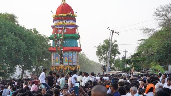 ಕೊಟ್ಟೂರು ತಾಲ್ಲೂಕಿನ ಉಜ್ಜಯಿನಿ ಗ್ರಾಮದ ಐತಿಹಾಸಿಕ ಮರುಳ ಸಿದ್ದೇಶ್ವರ ಜಾತ್ರಾ ಮಹೋತ್ಸವದ ಅಂಗವಾಗಿ ರಥೋತ್ಸವ ಪ್ರಮುಖ ಬೀದಿಗಳಲ್ಲಿ ನೆರವೇರಿತು,
