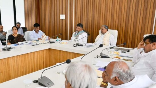 ಕೃಷ್ಣಾ ನ್ಯಾಯಾಧೀಕರಣ ಗೆಜೆಟ್ ಸಂಬಂಧ ಸಿಎಂ ಸಿದ್ದರಾಮಯ್ಯ ಸಭೆ ನಡೆಸಿದರು ಕೃಷ್ಣಾ ನ್ಯಾಯಾಧೀಕರಣ ಗೆಜೆಟ್ ಸಂಬಂಧ ಸಿಎಂ ಸಿದ್ದರಾಮಯ್ಯ ಸಭೆ ನಡೆಸಿದರು