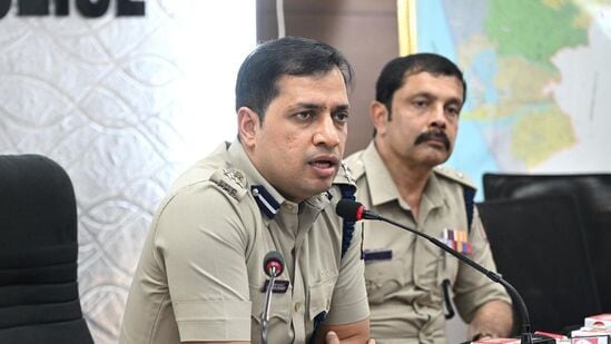 ಮಂಗಳೂರು ಹತ್ಯೆ ಪ್ರಕರಣದ ಕುರಿತು ಪೊಲೀಸ್ ಆಯುಕ್ತ ಅನುಪಮ್ ಅಗರವಾಲ್ ಮಾಹಿತಿ ನೀಡಿದ್ದಾರೆ. ಮಂಗಳೂರು ಹತ್ಯೆ ಪ್ರಕರಣದ ಕುರಿತು ಪೊಲೀಸ್ ಆಯುಕ್ತ ಅನುಪಮ್ ಅಗರವಾಲ್ ಮಾಹಿತಿ ನೀಡಿದ್ದಾರೆ.