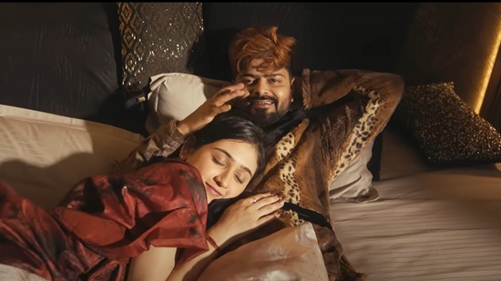 ಈ ಸಿನಿಮಾದಲ್ಲಿ ಮಲೈಕಾ ವಸುಪಾಲ್‌ ನಾಯಕಿಯಾಗಿ ನಟಿಸಿದರೆ, ಗರುಡ ರಾಮ್‌ ಈ ಚಿತ್ರದಲ್ಲಿ ಖಳನಾಯಕನಾಗಿ ನಟಿಸಿದ್ದರು. ಡಾಲಿ ಧನಂಜಯ್‌ ಅನಕೊಂಡ ಅನ್ನೋ ವಿಶೇಷ ಪಾತ್ರದಲ್ಲಿ ಕಾಣಿಸಿಕೊಂಡು ಅಚ್ಚರಿ ಮೂಡಿಸಿದ್ದರು.