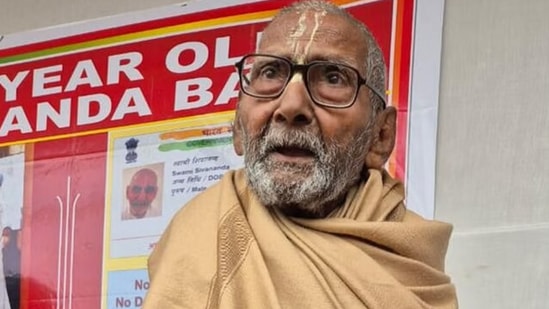 129 ವರ್ಷ ಬದುಕಿದ ಯೋಗ ಗುರು ಸ್ವಾಮಿ ಶಿವಾನಂದ ನಿಧನರಾಗಿದ್ದಾರೆ. 129 ವರ್ಷ ಬದುಕಿದ ಯೋಗ ಗುರು ಸ್ವಾಮಿ ಶಿವಾನಂದ ನಿಧನರಾಗಿದ್ದಾರೆ.
