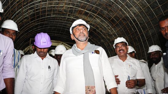 ಡಿಸಿಎಂ ಡಿ.ಕೆ.ಶಿವಕುಮಾರ್ ಅವರು ಮಳವಳ್ಳಿ ತಾಲ್ಲೂಕಿನಲ್ಲಿ ಕುಡಿಯುವ ನೀರಿನ ಯೋಜನೆ ಸುರಂಗ ಮಾರ್ಗ ಪರಿಶೀಲಿಸಿದರು. ಡಿಸಿಎಂ ಡಿ.ಕೆ.ಶಿವಕುಮಾರ್ ಅವರು ಮಳವಳ್ಳಿ ತಾಲ್ಲೂಕಿನಲ್ಲಿ ಕುಡಿಯುವ ನೀರಿನ ಯೋಜನೆ ಸುರಂಗ ಮಾರ್ಗ ಪರಿಶೀಲಿಸಿದರು.
