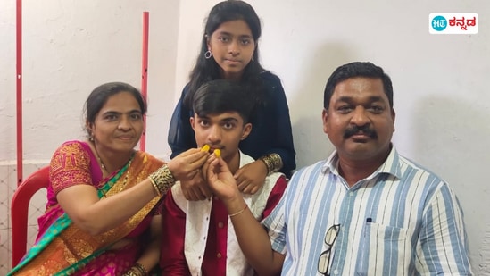 ಈ ಬಾರಿಯ ಎಸ್ಎಸ್ಎಲ್ಸಿ ಟಾಪರ್ ವಿಜಯಪುರ ಜಿಲ್ಲೆಯ ಅಖಿಲ್ ಅಹ್ಮದ್ ನದಾಫ್ಗೆ ಅಪ್ಪ ಅಮ್ಮ ಸಹೋದರಿಯಿಂದ ಸಿಹಿ ತಿನ್ನಿಸಿದ ಖುಷಿ ಈ ಬಾರಿಯ ಎಸ್ಎಸ್ಎಲ್ಸಿ ಟಾಪರ್ ವಿಜಯಪುರ ಜಿಲ್ಲೆಯ ಅಖಿಲ್ ಅಹ್ಮದ್ ನದಾಫ್ಗೆ ಅಪ್ಪ ಅಮ್ಮ ಸಹೋದರಿಯಿಂದ ಸಿಹಿ ತಿನ್ನಿಸಿದ ಖುಷಿ
