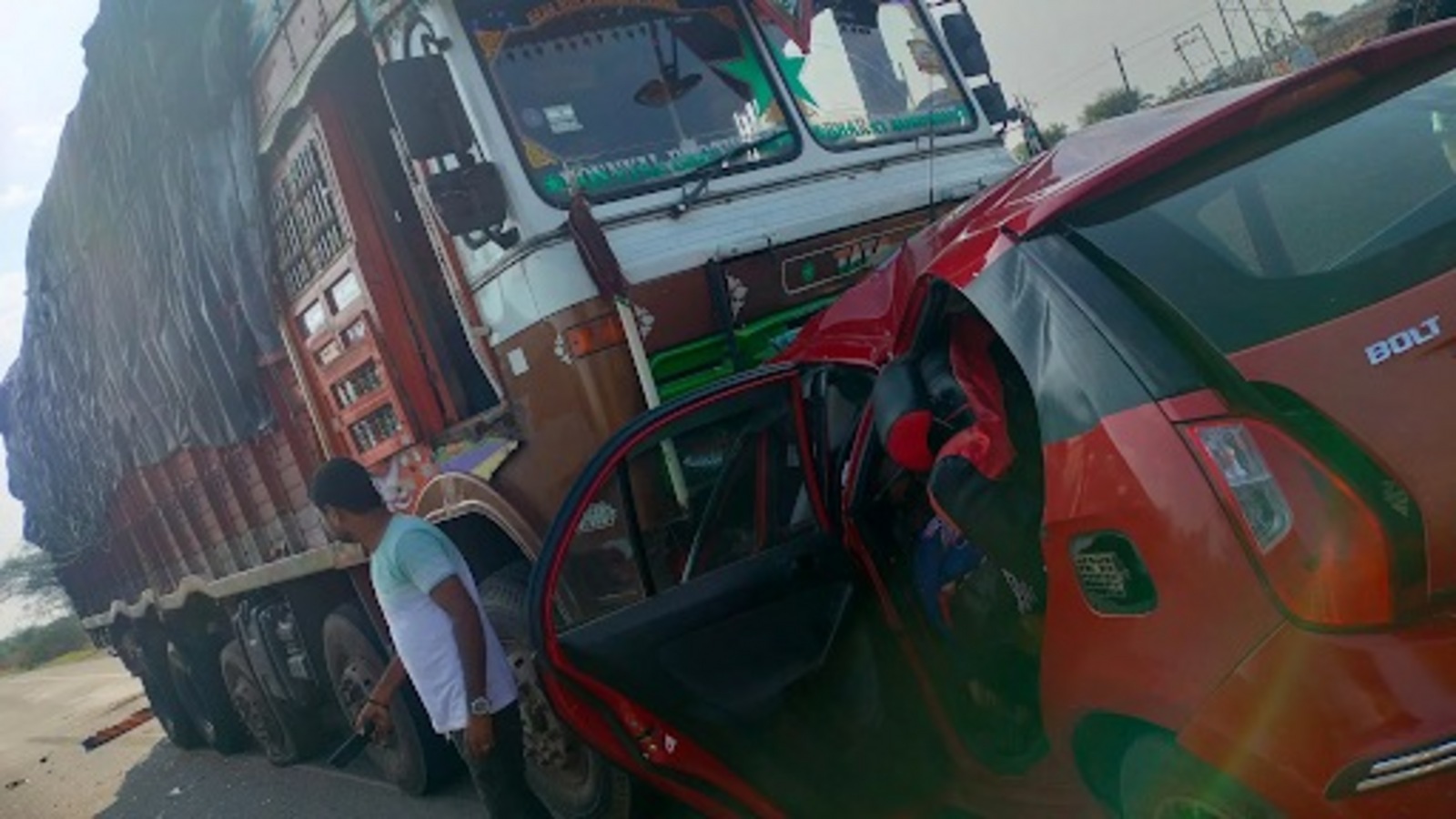 ಹುಬ್ಬಳ್ಳಿಯಲ್ಲಿ ಭೀಕರ ಅಪಘಾತ; ಲಾರಿ ಡಿಕ್ಕಿಯಾಗಿ ಕಾರಿನಲ್ಲಿದ್ದ ಐವರು ಸ್ಥಳದಲ್ಲೇ ದಾರುಣ ಸಾವು