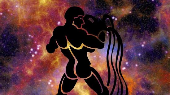 ಕುಂಭ ರಾಶಿ: ಗುರು ಮತ್ತು ಶುಕ್ರನ ಸಂಯೋಜನೆಯು ಈ ರಾಶಿಯವರಿಗೆ ಅದೃಷ್ಟವನ್ನು ತರುತ್ತದೆ. ನಿಮ್ಮ ಕೆಲಸದಲ್ಲಿ ಯಶಸ್ಸನ್ನು ಪಡೆಯುತ್ತೀರಿ. ಮಾಡಿದ ಹೆಚ್ಚಿನ ಕೆಲಸಗಳಲ್ಲಿ ಯಶಸ್ವಿಯಾಗುತ್ತೀರಿ. ಜೀವನದಲ್ಲಿ ಪ್ರಗತಿ ಕಂಡುಬರಲಿದೆ. ಉದ್ಯಮಿಗಳು ಆರ್ಥಿಕವಾಗಿ ಹೆಚ್ಚಿನ ಲಾಭವನ್ನು ಪಡೆಯುತ್ತಾರೆ. ಉದ್ಯೋಗಿಗಳು ಅನೇಕ ವಿಷಯಗಳಲ್ಲಿ ಅನುಕೂಲಕರವಾಗಿರುತ್ತಾರೆ. ಕೆಲಸದಲ್ಲಿ ಆಸಕ್ತಿ ಹೆಚ್ಚಾಗುತ್ತದೆ.