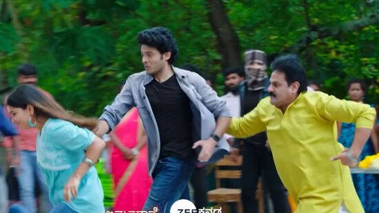 ಪ್ಲಾಪ್‌ ಶೋ 8: ಅಪೇಕ್ಷಾ ಮತ್ತು ಪಾರ್ಥನ ಮದುವೆ ಕಟ್‌ ಮಾಡಬೇಕೆಂದು ಇವರಿಬ್ಬರನ್ನು ಸಾಯಿಸಲು ಯತ್ನಿಸಿದ್ದೂ ವಿಫಲವಾಯಿತು. ಇವರಿಬ್ಬರ ಮದುವೆಯಾಯಿತು. 