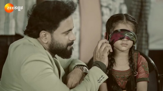 ಪ್ಲಾಪ್ ಶೋ 3: ಇತ್ತೀಚೆಗೆ ಲಚ್ಚಿಯನ್ನು ಕಿಡ್ನ್ಯಾಪ್ ಮಾಡಿದ್ದ ಜೈದೇವನ ಪ್ಲ್ಯಾನ್ ಕೂಡ ಠುಸ್ ಆಗಿತ್ತು. ತನ್ನ ತಾಯಿ ಜತೆ ಸೇರಿ ಮಾಡಿದ ಈ ಪ್ರಸಂಗದಲ್ಲಿಯೂ ಇವನಿಗೆ ಯಶಸ್ಸು ದೊರಕಲಿಲ್ಲ. ಪ್ಲಾಪ್ ಶೋ 3: ಇತ್ತೀಚೆಗೆ ಲಚ್ಚಿಯನ್ನು ಕಿಡ್ನ್ಯಾಪ್ ಮಾಡಿದ್ದ ಜೈದೇವನ ಪ್ಲ್ಯಾನ್ ಕೂಡ ಠುಸ್ ಆಗಿತ್ತು. ತನ್ನ ತಾಯಿ ಜತೆ ಸೇರಿ ಮಾಡಿದ ಈ ಪ್ರಸಂಗದಲ್ಲಿಯೂ ಇವನಿಗೆ ಯಶಸ್ಸು ದೊರಕಲಿಲ್ಲ.