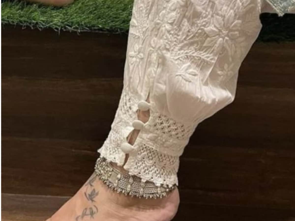 ಸಲ್ವಾರ್ ಮಾದರಿಯಲ್ಲಿ ಕೆಳಭಾಗದಲ್ಲಿ ಕಿರಿದಾದ ಮೊಹ್ರಿಯನ್ನು ಹೊಲಿಯಿರಿ. ಪ್ಯಾಂಟ್ ಶೈಲಿಯ ಬಟನ್ ವಿನ್ಯಾಸಗಳನ್ನು ಮಾಡಿ. ಅಂತಹ ಪೈಜಾಮಾಗಳು ಚಿಕಂಕರಿ ಕಸೂತಿ ಬಟ್ಟೆಗಳ ಸೌಂದರ್ಯವನ್ನು ಹೆಚ್ಚಿಸುತ್ತವೆ. ಸಲ್ವಾರ್ ಮಾದರಿಯಲ್ಲಿ ಕೆಳಭಾಗದಲ್ಲಿ ಕಿರಿದಾದ ಮೊಹ್ರಿಯನ್ನು ಹೊಲಿಯಿರಿ. ಪ್ಯಾಂಟ್ ಶೈಲಿಯ ಬಟನ್ ವಿನ್ಯಾಸಗಳನ್ನು ಮಾಡಿ. ಅಂತಹ ಪೈಜಾಮಾಗಳು ಚಿಕಂಕರಿ ಕಸೂತಿ ಬಟ್ಟೆಗಳ ಸೌಂದರ್ಯವನ್ನು ಹೆಚ್ಚಿಸುತ್ತವೆ.