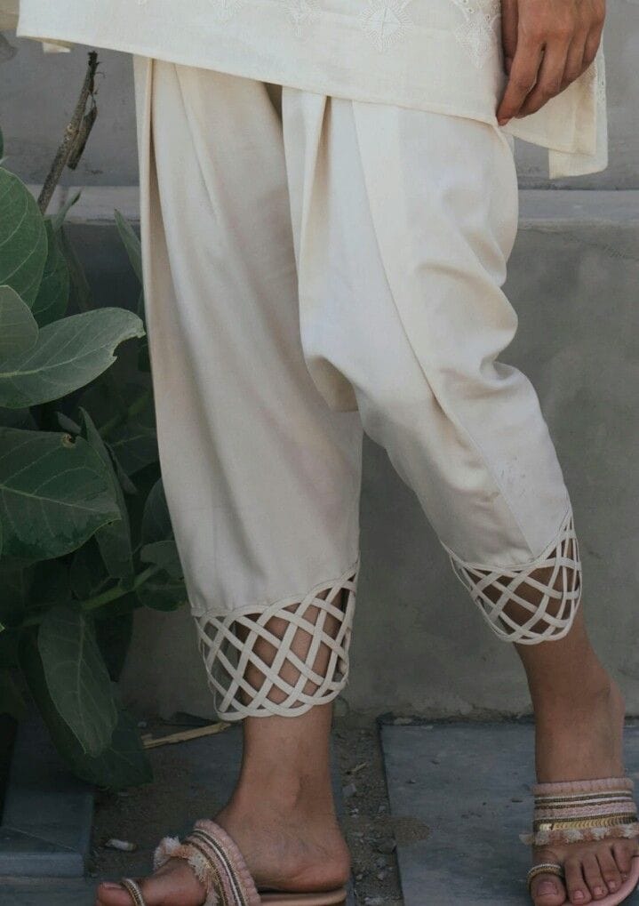 ಅಫ್ಘಾನಿ ವಿನ್ಯಾಸದ ಸಲ್ವಾರ್ನ ಮಂಡಿರಜ್ಜು ಮೇಲೆ ಬಟ್ಟೆಯನ್ನು ಬಳಸಿ ಕ್ರಿಸ್ಕ್ರಾಸ್ ಮಾದರಿಯನ್ನು ಹೊಲಿಯಿರಿ. ಇದರಿಂದ ಕುರ್ತಾ ಆಕರ್ಷಣೆ ಪಡೆದುಕೊಳ್ಳುತ್ತದೆ. ಅಫ್ಘಾನಿ ವಿನ್ಯಾಸದ ಸಲ್ವಾರ್ನ ಮಂಡಿರಜ್ಜು ಮೇಲೆ ಬಟ್ಟೆಯನ್ನು ಬಳಸಿ ಕ್ರಿಸ್ಕ್ರಾಸ್ ಮಾದರಿಯನ್ನು ಹೊಲಿಯಿರಿ. ಇದರಿಂದ ಕುರ್ತಾ ಆಕರ್ಷಣೆ ಪಡೆದುಕೊಳ್ಳುತ್ತದೆ.