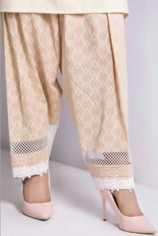 ಸಲ್ವಾರ್ ಮತ್ತೆ ಟ್ರೆಂಡ್ಗೆ ಮರಳಿದೆ. ಹೀಗಾಗಿ ನೀವು ಈ ವಿನ್ಯಾಸಗಳ ಕಲ್ಪನೆಯನ್ನು ತೆಗೆದುಕೊಂಡು ಅದನ್ನು ವಿಭಿನ್ನ ಶೈಲಿಯಲ್ಲಿ ಹೊಲಿಸಬಹುದು. ಲ್ಯಾಟಿಸ್ ವಿನ್ಯಾಸವನ್ನು ಮಾಡಿದ ನಂತರ, ಕೆಳಗಿನ ಪಟ್ಟಿಗಿಂತ ಸ್ವಲ್ಪ ಮೇಲೆ ಲೇಸ್ ಅನ್ನು ಜೋಡಿಸಿ. ಇದು ರಾಯಲ್ ಲುಕ್ ನೀಡುತ್ತದೆ. ಸಲ್ವಾರ್ ಮತ್ತೆ ಟ್ರೆಂಡ್ಗೆ ಮರಳಿದೆ. ಹೀಗಾಗಿ ನೀವು ಈ ವಿನ್ಯಾಸಗಳ ಕಲ್ಪನೆಯನ್ನು ತೆಗೆದುಕೊಂಡು ಅದನ್ನು ವಿಭಿನ್ನ ಶೈಲಿಯಲ್ಲಿ ಹೊಲಿಸಬಹುದು. ಲ್ಯಾಟಿಸ್ ವಿನ್ಯಾಸವನ್ನು ಮಾಡಿದ ನಂತರ, ಕೆಳಗಿನ ಪಟ್ಟಿಗಿಂತ ಸ್ವಲ್ಪ ಮೇಲೆ ಲೇಸ್ ಅನ್ನು ಜೋಡಿಸಿ. ಇದು ರಾಯಲ್ ಲುಕ್ ನೀಡುತ್ತದೆ.