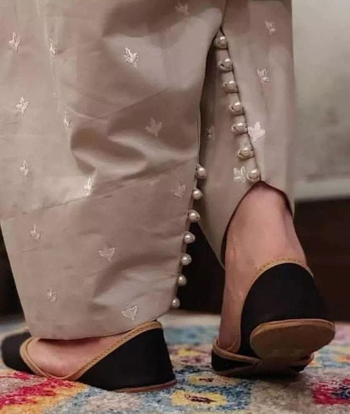 ಸಲ್ವಾರ್ನ ಕಾಲರ್ ಅನ್ನು ಅಗಲವಾದ ಪರ್ಷಿಯನ್ ವಿನ್ಯಾಸದಲ್ಲಿ ಹೊಲಿಯಿರಿ. ಅದರ ಹಿಂಭಾಗದಲ್ಲಿ ಮುತ್ತುಗಳನ್ನು ಹೊಲಿಸಿ. ಇದು ಸಲ್ವಾರ್ನ ಆಕರ್ಷಣೆಯನ್ನು ಹೆಚ್ಚಿಸುತ್ತದೆ. ಸಲ್ವಾರ್ನ ಕಾಲರ್ ಅನ್ನು ಅಗಲವಾದ ಪರ್ಷಿಯನ್ ವಿನ್ಯಾಸದಲ್ಲಿ ಹೊಲಿಯಿರಿ. ಅದರ ಹಿಂಭಾಗದಲ್ಲಿ ಮುತ್ತುಗಳನ್ನು ಹೊಲಿಸಿ. ಇದು ಸಲ್ವಾರ್ನ ಆಕರ್ಷಣೆಯನ್ನು ಹೆಚ್ಚಿಸುತ್ತದೆ.