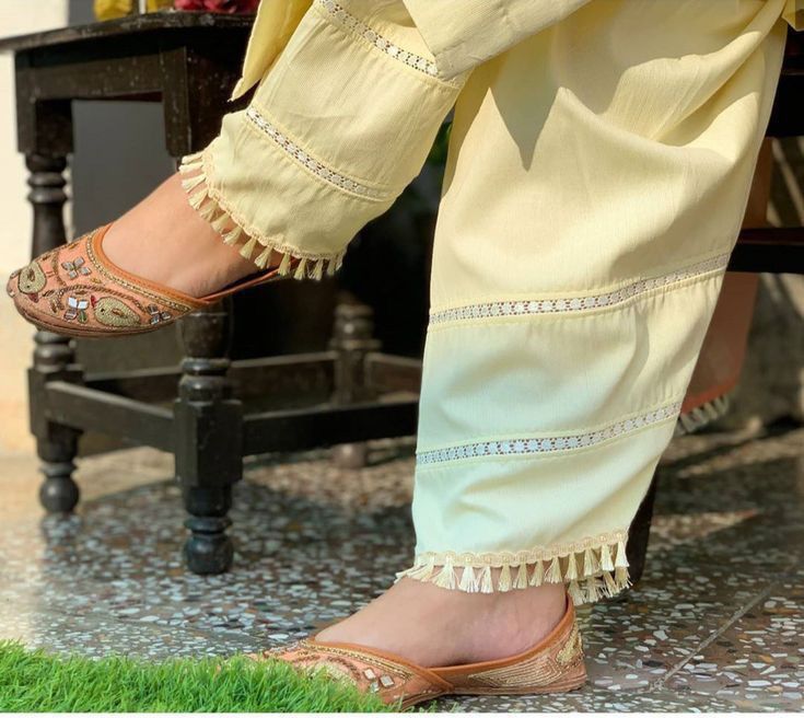 ಸಲ್ವಾರ್ನ ಕಾಲರ್ಗೆ ಲೇಸ್ ಹೊಲಿಯುವಂತೆ ಪ್ಯಾಂಟ್ ಅನ್ನು ಈ ರೀತಿ ಹೊಲಿಸಿ. ಪ್ಯಾಂಟ್ಗೆ ಟಸೆಲ್ಡ್ ಗೋಟಾ ವಿನ್ಯಾಸ ಮಾಡಿ. ಇದು ತುಂಬಾ ಸುಲಭ, ಇದನ್ನು ಮನೆಯಲ್ಲಿಯೂ ಸಹ ಮಾಡಬಹುದು. ನಿಮ್ಮ ಯಾವುದೇ ಹಳೆಯ ಸಲ್ವಾರ್ಗಳಿಗೆ ಈ ರೀತಿ ಹೊಸ ಲುಕ್ ನೀಡಬಹುದು. ಸಲ್ವಾರ್ನ ಕಾಲರ್ಗೆ ಲೇಸ್ ಹೊಲಿಯುವಂತೆ ಪ್ಯಾಂಟ್ ಅನ್ನು ಈ ರೀತಿ ಹೊಲಿಸಿ. ಪ್ಯಾಂಟ್ಗೆ ಟಸೆಲ್ಡ್ ಗೋಟಾ ವಿನ್ಯಾಸ ಮಾಡಿ. ಇದು ತುಂಬಾ ಸುಲಭ, ಇದನ್ನು ಮನೆಯಲ್ಲಿಯೂ ಸಹ ಮಾಡಬಹುದು. ನಿಮ್ಮ ಯಾವುದೇ ಹಳೆಯ ಸಲ್ವಾರ್ಗಳಿಗೆ ಈ ರೀತಿ ಹೊಸ ಲುಕ್ ನೀಡಬಹುದು.