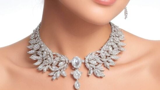 ನಿಮ್ಮ ತಾಯಿಗೆ ಆಭರಣ ಧರಿಸುವುದು ತುಂಬಾ ಇಷ್ಟವಾಗಿದ್ದರೆ, ಈ ತಾಯಂದಿರ ದಿನದಂದು ನೀವು ಅವರಿಗೆ ಸುಂದರವಾದ ಹಾರ, ಬಳೆ ಅಥವಾ ಉಂಗುರವನ್ನು ಉಡುಗೊರೆಯಾಗಿ ನೀಡಬಹುದು. ನಿಮ್ಮ ತಾಯಿಗೆ ಆಭರಣ ಧರಿಸುವುದು ತುಂಬಾ ಇಷ್ಟವಾಗಿದ್ದರೆ, ಈ ತಾಯಂದಿರ ದಿನದಂದು ನೀವು ಅವರಿಗೆ ಸುಂದರವಾದ ಹಾರ, ಬಳೆ ಅಥವಾ ಉಂಗುರವನ್ನು ಉಡುಗೊರೆಯಾಗಿ ನೀಡಬಹುದು.