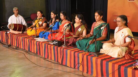 ಅಜ್ಜನ ಮನೆಯ ಶಂಕರ ನಮನ ಕಾರ್ಯಕ್ರಮದಲ್ಲಿ ಗಮನ ಸೆಳೆದ ವಿದುಷಿ ಆರ್‌.ಎನ್‌.ಶ್ರೀಲತಾ ಅವರ ಶಿಷ್ಯ ವೃಂದದ ಶಂಕರ ಗೀತೆಗಳ ಪ್ರಸ್ತುತಿ.,