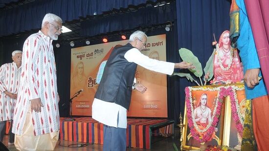 ವಿಭಿನ್ನ ಸಾಂಸ್ಕೃತಿಕ ಚಟುವಟಿಕೆಗಳ ಜತೆಗೆ ವಾರದಲ್ಲಿ ಒಂದು ದಿನ ಆಹಾರ ವಿತರಿಸುವ ಮೂಲಕ ಗಮನ ಸೆಳೆದಿರುವ ಮೈಸೂರಿನ ಅಜ್ಜನ ಮನೆ ಸಂಸ್ಥೆಯ ಶಂಕರ ನಮನ ಕಾರ್ಯಕ್ರಮಕ್ಕೆ ಶಿಕ್ಷಣ ತಜ್ಞ ದ್ವಾರಕಾನಾಥ್‌ ಚಾಲನೆ ಕೊಟ್ಟರು. ಸಂಸ್ಥೆಯ ಸಂಸ್ಥಾಪಕ ಕೃಷ್ಣ, ನಿರ್ದೇಶಕ ಎಚ್‌.ಕೆ.ನಾಗೇಶ್ ಜತೆಗಿದ್ದರು.