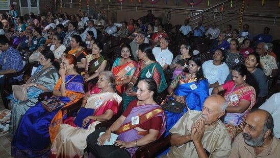 ಮೈಸೂರಿನಲ್ಲಿ ಆಯೋಜಿಸಲಾಗಿದ್ದ ಅಜ್ಜನ ಮನೆ ಸಂಸ್ಥೆಯ ಶಂಕರ ನಮನ ಕಾರ್ಯಕ್ರಮದಲ್ಲಿ ಭಾಗಿಯಾದ ಸಂಗೀತಾಭಿಮಾನಿಗಳು.