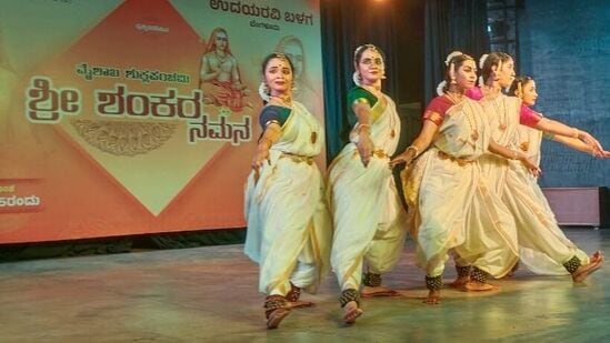 ಮೈಸೂರಿನ ಕುವೆಂಪುನಗರದ ಗಾನಭಾರತಿಯ ರಮಾಗೋವಿಂದ ಸಭಾಂಗಣದಲ್ಲಿ ಆಯೋಜಿಸಲಾಗಿದ್ದ ಅಜ್ಜನ ಮನೆ ಸಂಸ್ಥೆಯ ಶಂಕರ ನಮನ ಕಾರ್ಯಕ್ರಮದಲ್ಲಿ ವಿದುಷಿ ಕೃಪಾ ಫಡ್ಕೆ ಶಿಷ್ಯರು ನೃತ್ಯ ಪ್ರದರ್ಶನ ನಡೆಸಿಕೊಟ್ಟರು.
