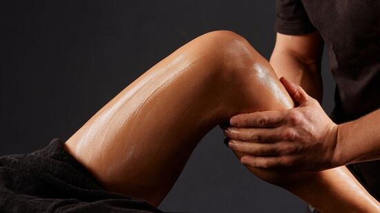 ಮನೆಯಲ್ಲಿರುವ ಎಲ್ಲರನ್ನೂ ನೋಡಿಕೊಳ್ಳುವ ತಾಯಿ ಹೆಚ್ಚಾಗಿ ತನ್ನ ಆರೋಗ್ಯವನ್ನು ನಿರ್ಲಕ್ಷಿಸುತ್ತಾಳೆ. ಅಂತಹ ಪರಿಸ್ಥಿತಿಯಲ್ಲಿ, ಈ ತಾಯಂದಿರ ದಿನದಂದು ನಿಮ್ಮ ತಾಯಿಗೆ ವಿಶ್ರಾಂತಿ ನೀಡಲು ನೀವು ಸ್ಪಾ ಪ್ಯಾಕೇಜ್ ಅಥವಾ ಹೋಮ್ ಮಸಾಜ್ ಕಿಟ್ ಅನ್ನು ಉಡುಗೊರೆಯಾಗಿ ನೀಡಬಹುದು. ಈ ಉಡುಗೊರೆ ಅವರ ಒತ್ತಡವನ್ನು ಕಡಿಮೆ ಮಾಡಲು ಸಹಾಯ ಮಾಡುತ್ತದೆ. ಮನೆಯಲ್ಲಿರುವ ಎಲ್ಲರನ್ನೂ ನೋಡಿಕೊಳ್ಳುವ ತಾಯಿ ಹೆಚ್ಚಾಗಿ ತನ್ನ ಆರೋಗ್ಯವನ್ನು ನಿರ್ಲಕ್ಷಿಸುತ್ತಾಳೆ. ಅಂತಹ ಪರಿಸ್ಥಿತಿಯಲ್ಲಿ, ಈ ತಾಯಂದಿರ ದಿನದಂದು ನಿಮ್ಮ ತಾಯಿಗೆ ವಿಶ್ರಾಂತಿ ನೀಡಲು ನೀವು ಸ್ಪಾ ಪ್ಯಾಕೇಜ್ ಅಥವಾ ಹೋಮ್ ಮಸಾಜ್ ಕಿಟ್ ಅನ್ನು ಉಡುಗೊರೆಯಾಗಿ ನೀಡಬಹುದು. ಈ ಉಡುಗೊರೆ ಅವರ ಒತ್ತಡವನ್ನು ಕಡಿಮೆ ಮಾಡಲು ಸಹಾಯ ಮಾಡುತ್ತದೆ.