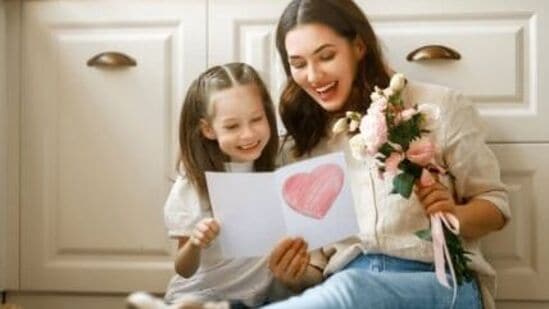 Mother’s Day 2025: ತಾಯಂದಿರ ದಿನವು ತಾಯಿಗೆ ಮಾತ್ರವಲ್ಲದೆ ಅವರ ಮಕ್ಕಳಿಗೂ ಬಹಳ ವಿಶೇಷವಾದ ದಿನವಾಗಿದೆ. ಬಿಡುವಿಲ್ಲದ ಜೀವನಶೈಲಿಯಿಂದಾಗಿ, ಮಕ್ಕಳು ತಮ್ಮ ಹೃದಯದಲ್ಲಿ ಅಡಗಿರುವ ಪ್ರೀತಿಯನ್ನು ತಮ್ಮ ತಾಯಿಗೆ ವ್ಯಕ್ತಪಡಿಸಲು ಸಾಧ್ಯವಾಗುವುದಿಲ್ಲ. ಆದರೆ, 2025ರ ತಾಯಂದಿರ ದಿನವು ಪ್ರತಿಯೊಬ್ಬರಿಗೂ ಈ ಅವಕಾಶವನ್ನು ನೀಡುತ್ತದೆ. ತನ್ನ ತಾಯಿಯನ್ನು ಪ್ರೀತಿಯಿಂದ ಅಪ್ಪಿಕೊಳ್ಳುವ ಮೂಲಕ ವಿಶೇಷ ಉಡುಗೊರೆಯನ್ನು ನೀಡುತ್ತದೆ. ನೀವು ಇನ್ನೂ ನಿಮ್ಮ ತಾಯಿಗೆ ತಾಯಂದಿರ ದಿನದ ಉಡುಗೊರೆಯ ಬಗ್ಗೆ ಯೋಚಿಸಿಲ್ಲದಿದ್ದರೆ, ನಿಮಗೆ ಸಹಾಯ ಮಾಡಬಹುದಾದ ಕೆಲವು ಉತ್ತಮ ಆಯ್ಕೆಗಳು ಇಲ್ಲಿವೆ. 