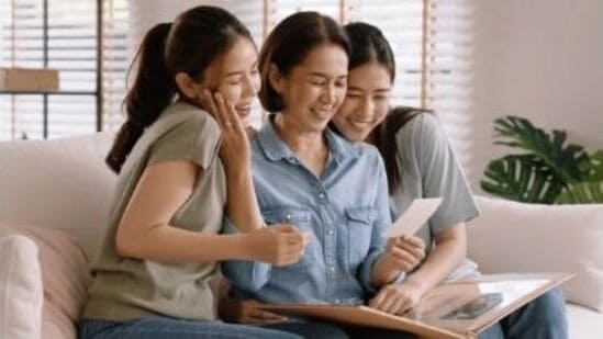 ಕುಟುಂಬದ ನೆನಪುಗಳಿಂದ ತುಂಬಿದ ಫೋಟೋ ಫ್ರೇಮ್ ಅಥವಾ ಆಲ್ಬಮ್ ಅನ್ನು ರಚಿಸಿ, ಅದರಲ್ಲಿ ಅಮ್ಮನ ನೆಚ್ಚಿನ ಫೋಟೋಗಳನ್ನು ಕೊಲೇಜ್ ಮಾಡಿ ಕೊಡಿ. ಈ ಉಡುಗೊರೆ ಅವರಿಗೆ ಖಂಡಿತ ಖುಷಿ ಕೊಡುತ್ತದೆ. ಕುಟುಂಬದ ನೆನಪುಗಳಿಂದ ತುಂಬಿದ ಫೋಟೋ ಫ್ರೇಮ್ ಅಥವಾ ಆಲ್ಬಮ್ ಅನ್ನು ರಚಿಸಿ, ಅದರಲ್ಲಿ ಅಮ್ಮನ ನೆಚ್ಚಿನ ಫೋಟೋಗಳನ್ನು ಕೊಲೇಜ್ ಮಾಡಿ ಕೊಡಿ. ಈ ಉಡುಗೊರೆ ಅವರಿಗೆ ಖಂಡಿತ ಖುಷಿ ಕೊಡುತ್ತದೆ.