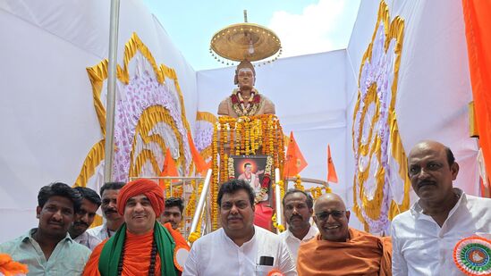 ವಿಜಯಪುರ ಜಿಲ್ಲೆಯ ಬಬಲೇಶ್ವರ ತಾಲೂಕಿನ ಧನ್ಯಾಳದಲ್ಲಿ ವಿಶ್ವಗುರು ಶ್ರೀ ಬಸವೇಶ್ವರ ಮೂರ್ತಿಯನ್ನು ಸಚಿವ ಎಂ. ಬಿ. ಪಾಟೀಲ ಉದ್ಘಾಟಿಸಿದರು. ಈ ಸಂದರ್ಭದಲ್ಲಿ ಕೂಡಲ ಸಂಗಮದ ಶ್ರೀ ಬಸವಜಯ ಮೃತ್ಯುಂಜಯ ಸ್ವಾಮೀಜಿ ವಿಜಯಪುರದ ಶ್ರೀ ಬಸವಲಿಂಗ ಸ್ವಾಮೀಜಿ, ಮುದಗಲ ತಿಮ್ಮಾಪೂರದ ಡಾ. ಮಹಾಂತ ಸ್ವಾಮಿಗಳು, ನಿಡೋಣಿತ ಶ್ರೀ ಚನ್ನವೀರೇಶ್ವರ ವಿರಕ್ತಮಠದ ಶ್ರೀ ಸಿದ್ದಲಿಂಗೇಶ್ವರ ಸ್ವಾಮೀಜಿ, ಹೆಬ್ಬಾಳಹಟ್ಟಿಯ ಶ್ರೀ ವೇದಮೂರ್ತಿ ಸಿದ್ದಲಿಂಗಯ್ಯ ಹಿರೇಮಠ ಸ್ವಾಮೀಜಿ, ಗ್ರಾಮದ ನಾನಾ ಮುಖಂಡರು, ಹಿರಿಯರು, ಮಹಿಳೆಯರು, ಯುವಕರು ಉಪಸ್ಥಿತರಿದ್ದರು.
ವಿಜಯಪುರ ಜಿಲ್ಲೆಯ ಬಬಲೇಶ್ವರ ತಾಲೂಕಿನ ಧನ್ಯಾಳದಲ್ಲಿ ವಿಶ್ವಗುರು ಶ್ರೀ ಬಸವೇಶ್ವರ ಮೂರ್ತಿಯನ್ನು ಸಚಿವ ಎಂ. ಬಿ. ಪಾಟೀಲ ಉದ್ಘಾಟಿಸಿದರು. ಈ ಸಂದರ್ಭದಲ್ಲಿ ಕೂಡಲ ಸಂಗಮದ ಶ್ರೀ ಬಸವಜಯ ಮೃತ್ಯುಂಜಯ ಸ್ವಾಮೀಜಿ ವಿಜಯಪುರದ ಶ್ರೀ ಬಸವಲಿಂಗ ಸ್ವಾಮೀಜಿ, ಮುದಗಲ ತಿಮ್ಮಾಪೂರದ ಡಾ. ಮಹಾಂತ ಸ್ವಾಮಿಗಳು, ನಿಡೋಣಿತ ಶ್ರೀ ಚನ್ನವೀರೇಶ್ವರ ವಿರಕ್ತಮಠದ ಶ್ರೀ ಸಿದ್ದಲಿಂಗೇಶ್ವರ ಸ್ವಾಮೀಜಿ, ಹೆಬ್ಬಾಳಹಟ್ಟಿಯ ಶ್ರೀ ವೇದಮೂರ್ತಿ ಸಿದ್ದಲಿಂಗಯ್ಯ ಹಿರೇಮಠ ಸ್ವಾಮೀಜಿ, ಗ್ರಾಮದ ನಾನಾ ಮುಖಂಡರು, ಹಿರಿಯರು, ಮಹಿಳೆಯರು, ಯುವಕರು ಉಪಸ್ಥಿತರಿದ್ದರು.