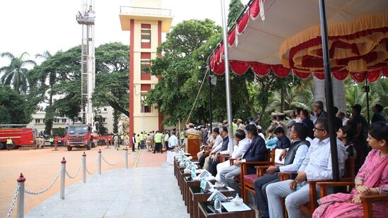 ಸೈರನ್ ಮೊಳಗಿದ ಕೂಡಲೇ ನಾಗರಿಕರು ಕೈಗೊಳ್ಳಬೇಕಾದ ಎಚ್ಚರಿಕೆ ಹಾಗೂ ದುರ್ಘಟನೆಯಿಂದ ಕಟ್ಟಡಗಳಲ್ಲಿ ಸಿಲುಕಿರುವ ನಾಗರಿಕರನ್ನು ಸುಸಜ್ಜಿತವಾದ ಏರಿಯಲ್ ಲ್ಯಾಡರ್ ವಾಹನದ ಮೂಲಕ ರಕ್ಷಣೆ ಮಾಡುವುದನ್ನು ಅಗ್ನಿಶಾಮಕ ಮತ್ತು ತುರ್ತುಸೇವೆಗಳ ಸಿಬ್ಬಂದಿಗಳು ಪ್ರದರ್ಶಿಸಿದರು.