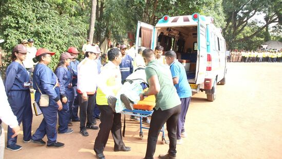 ದಾಳಿ ವೇಳೆ ಸಿಲುಕಿದರನ್ನು ರಕ್ಷಿಸಿ ಕೂಡಲೇ ಆಂಬುಲೆನ್ಸ್‌ ಮೂಲಕ ಸಾಗಿಸುವ ಕ್ರಮಗಳ ಕುರಿತು ತಿಳುವಳಿಕೆ ನೀಡಲಾಯಿತು.