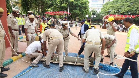 ಅತಿ ದೊಡ್ಡ ಕಟ್ಟಡಗಳಲ್ಲಿ ಸಿಲುಕಿದವರನ್ನು ಕೆಳಕ್ಕೆ ಇಳಿಸಿದ ನಂತರ ಅವರನ್ನು ತುರ್ತು ಚಿಕಿತ್ಸೆಗೆ ಕರೆದುಕೊಂಡು ಹೋಗುವುದು ಹೇಗೆ ಎನ್ನುವ ಕುರಿತು ಅಗ್ನಿಶಾಮಕ ದಳದವರು ಮಾರ್ಗದರ್ಶನ ನೀಡಿದರು.