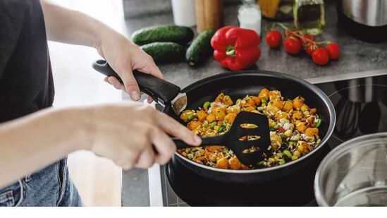 ನಿಮ್ಮ ತಾಯಿಗೆ ಅಡುಗೆ ಮಾಡುವುದು ಇಷ್ಟವಾಗಿದ್ದರೆ, ನೀವು ಅವರಿಗೆ ಎಲೆಕ್ಟ್ರಿಕ್ ಚಾಪರ್, ಏರ್ ಫ್ರೈಯರ್ ಅಥವಾ ಸ್ಟೈಲಿಶ್ ಕುಕ್ವೇರ್ ಸೆಟ್ ಅನ್ನು ಉಡುಗೊರೆಯಾಗಿ ನೀಡಬಹುದು. ನಿಮ್ಮ ತಾಯಿಗೆ ಅಡುಗೆ ಮಾಡುವುದು ಇಷ್ಟವಾಗಿದ್ದರೆ, ನೀವು ಅವರಿಗೆ ಎಲೆಕ್ಟ್ರಿಕ್ ಚಾಪರ್, ಏರ್ ಫ್ರೈಯರ್ ಅಥವಾ ಸ್ಟೈಲಿಶ್ ಕುಕ್ವೇರ್ ಸೆಟ್ ಅನ್ನು ಉಡುಗೊರೆಯಾಗಿ ನೀಡಬಹುದು.