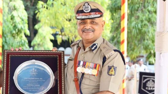 ಕರ್ನಾಟಕ ಕೇಡರ್‌ನ 1986 ನೇ ಬ್ಯಾಚ್‌ನ ಅಧಿಕಾರಿಯಾದ ಪ್ರವೀಣ್‌ ಸೂದ್‌ ಅವರು ಸಿಬಿಐ ನಿರ್ದೇಶಕರಾಗಿ ಇನ್ನೂ ಒಂದು ವರ್ಷ ಮುಂದುವರಿಯಲಿದ್ದಾರೆ.