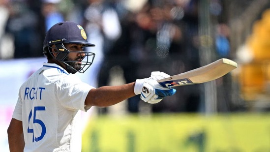 4301 ರನ್: ರೋಹಿತ್ ಭಾರತ ಪರ 67 ಟೆಸ್ಟ್ ಪಂದ್ಯಗಳನ್ನು ಆಡಿದ್ದು, ಇದರಲ್ಲಿ 40.57ರ ಸರಾಸರಿಯಲ್ಲಿ 4301 ರನ್ ಗಳಿಸಿದ್ದಾರೆ. ಹಿಟ್​ಮ್ಯಾನ್ ತಮ್ಮ ಟೆಸ್ಟ್ ವೃತ್ತಿಜೀವನವನ್ನು ಟೆಸ್ಟ್​​ನಲ್ಲಿ ಭಾರತದ 16ನೇ ಅತಿ ಹೆಚ್ಚು ರನ್ ಗಳಿಸಿದ ಆಟಗಾರನಾಗಿ ಕೊನೆಗೊಳಿಸಿದ್ದಾರೆ.