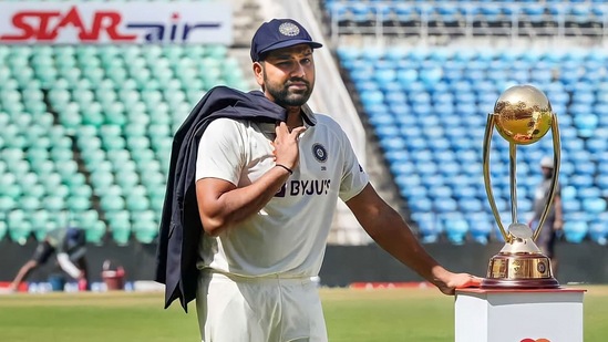 5ನೇ ಯಶಸ್ವಿ ನಾಯಕ: 24 ಪಂದ್ಯಗಳಲ್ಲಿ 12 ಗೆಲುವುಗಳೊಂದಿಗೆ ಭಾರತದ 5ನೇ ಅತ್ಯಂತ ಯಶಸ್ವಿ ನಾಯಕನಾಗಿ ರೋಹಿತ್ ತಮ್ಮ ಟೆಸ್ಟ್ ನಾಯಕತ್ವದ ಅವಧಿಯನ್ನು ಕೊನೆಗೊಳಿಸಿದ್ದಾರೆ. ವಿರಾಟ್ ಕೊಹ್ಲಿ (40), ಎಂಎಸ್ ಧೋನಿ (27), ಸೌರವ್ ಗಂಗೂಲಿ (21), ಮೊಹಮ್ಮದ್ ಅಜರುದ್ದೀನ್ (14) ಮಾತ್ರ ರಾಷ್ಟ್ರೀಯ ತಂಡವನ್ನು ರೆಡ್-ಬಾಲ್ ಕ್ರಿಕೆಟ್‌ನಲ್ಲಿ ಮುನ್ನಡೆಸುವ ಮೂಲಕ ಹೆಚ್ಚು ಪಂದ್ಯ ಗೆದ್ದಿದ್ದಾರೆ.