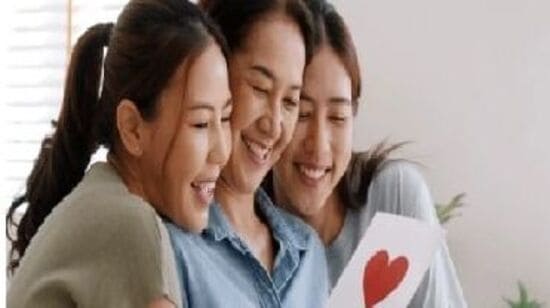 ನಿಮ್ಮ ತಾಯಿಯೊಂದಿಗೆ ನಿಮ್ಮ ಭಾವನೆಗಳನ್ನು ಹಂಚಿಕೊಳ್ಳಲು ಸಾಧ್ಯವಾಗದಿದ್ದರೆ, ಈ ತಾಯಂದಿರ ದಿನದಂದು ನಿಮ್ಮ ಸ್ವಂತ ಕೈಗಳಿಂದ ಅವರಿಗೆ ಒಂದು ಕಾರ್ಡ್ ಮಾಡಿ. ಅದರಲ್ಲಿ ನಿಮ್ಮ ಹೃದಯದ ಎಲ್ಲಾ ಭಾವನೆಗಳನ್ನು ಬರೆಯಿರಿ. ನೀವು ಅವರನ್ನು ಎಷ್ಟು ಪ್ರೀತಿಸುತ್ತೀರಿ ಎಂದು ಹೇಳಿ. ಈ ಉಡುಗೊರೆ ಅವರನ್ನು ಭಾವುಕರನ್ನಾಗಿ ಮಾಡಬಹುದು. ನಿಮ್ಮ ತಾಯಿಯೊಂದಿಗೆ ನಿಮ್ಮ ಭಾವನೆಗಳನ್ನು ಹಂಚಿಕೊಳ್ಳಲು ಸಾಧ್ಯವಾಗದಿದ್ದರೆ, ಈ ತಾಯಂದಿರ ದಿನದಂದು ನಿಮ್ಮ ಸ್ವಂತ ಕೈಗಳಿಂದ ಅವರಿಗೆ ಒಂದು ಕಾರ್ಡ್ ಮಾಡಿ. ಅದರಲ್ಲಿ ನಿಮ್ಮ ಹೃದಯದ ಎಲ್ಲಾ ಭಾವನೆಗಳನ್ನು ಬರೆಯಿರಿ. ನೀವು ಅವರನ್ನು ಎಷ್ಟು ಪ್ರೀತಿಸುತ್ತೀರಿ ಎಂದು ಹೇಳಿ. ಈ ಉಡುಗೊರೆ ಅವರನ್ನು ಭಾವುಕರನ್ನಾಗಿ ಮಾಡಬಹುದು.