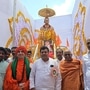 ವಿಜಯಪುರ ಜಿಲ್ಲೆಯ ಬಬಲೇಶ್ವರ ತಾಲೂಕಿನ ಧನ್ಯಾಳದಲ್ಲಿ ವಿಶ್ವಗುರು ಶ್ರೀ ಬಸವೇಶ್ವರ ಮೂರ್ತಿಯನ್ನು ಸಚಿವ ಎಂ. ಬಿ. ಪಾಟೀಲ ಉದ್ಘಾಟಿಸಿದರು. ಈ ಸಂದರ್ಭದಲ್ಲಿ ಕೂಡಲ ಸಂಗಮದ ಶ್ರೀ ಬಸವಜಯ ಮೃತ್ಯುಂಜಯ ಸ್ವಾಮೀಜಿ ವಿಜಯಪುರದ ಶ್ರೀ ಬಸವಲಿಂಗ ಸ್ವಾಮೀಜಿ, ಮುದಗಲ ತಿಮ್ಮಾಪೂರದ ಡಾ. ಮಹಾಂತ ಸ್ವಾಮಿಗಳು, ನಿಡೋಣಿತ ಶ್ರೀ ಚನ್ನವೀರೇಶ್ವರ ವಿರಕ್ತಮಠದ ಶ್ರೀ ಸಿದ್ದಲಿಂಗೇಶ್ವರ ಸ್ವಾಮೀಜಿ, ಹೆಬ್ಬಾಳಹಟ್ಟಿಯ ಶ್ರೀ ವೇದಮೂರ್ತಿ ಸಿದ್ದಲಿಂಗಯ್ಯ ಹಿರೇಮಠ ಸ್ವಾಮೀಜಿ, ಗ್ರಾಮದ ನಾನಾ ಮುಖಂಡರು, ಹಿರಿಯರು, ಮಹಿಳೆಯರು, ಯುವಕರು ಉಪಸ್ಥಿತರಿದ್ದರು.
ವಿಜಯಪುರ ಜಿಲ್ಲೆಯ ಬಬಲೇಶ್ವರ ತಾಲೂಕಿನ ಧನ್ಯಾಳದಲ್ಲಿ ವಿಶ್ವಗುರು ಶ್ರೀ ಬಸವೇಶ್ವರ ಮೂರ್ತಿಯನ್ನು ಸಚಿವ ಎಂ. ಬಿ. ಪಾಟೀಲ ಉದ್ಘಾಟಿಸಿದರು. ಈ ಸಂದರ್ಭದಲ್ಲಿ ಕೂಡಲ ಸಂಗಮದ ಶ್ರೀ ಬಸವಜಯ ಮೃತ್ಯುಂಜಯ ಸ್ವಾಮೀಜಿ ವಿಜಯಪುರದ ಶ್ರೀ ಬಸವಲಿಂಗ ಸ್ವಾಮೀಜಿ, ಮುದಗಲ ತಿಮ್ಮಾಪೂರದ ಡಾ. ಮಹಾಂತ ಸ್ವಾಮಿಗಳು, ನಿಡೋಣಿತ ಶ್ರೀ ಚನ್ನವೀರೇಶ್ವರ ವಿರಕ್ತಮಠದ ಶ್ರೀ ಸಿದ್ದಲಿಂಗೇಶ್ವರ ಸ್ವಾಮೀಜಿ, ಹೆಬ್ಬಾಳಹಟ್ಟಿಯ ಶ್ರೀ ವೇದಮೂರ್ತಿ ಸಿದ್ದಲಿಂಗಯ್ಯ ಹಿರೇಮಠ ಸ್ವಾಮೀಜಿ, ಗ್ರಾಮದ ನಾನಾ ಮುಖಂಡರು, ಹಿರಿಯರು, ಮಹಿಳೆಯರು, ಯುವಕರು ಉಪಸ್ಥಿತರಿದ್ದರು.
