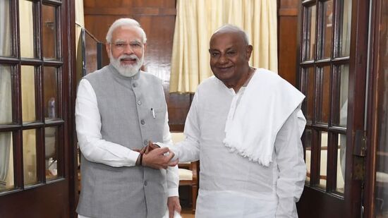ಪ್ರಧಾನಿ ಮೋದಿಗೆ ಮಾಜಿ ಪ್ರಧಾನಿ ಎಚ್ಡಿದೇವೇಗೌಡ ಪತ್ರ ಬರೆದಿದ್ದಾರೆ. ಪ್ರಧಾನಿ ಮೋದಿಗೆ ಮಾಜಿ ಪ್ರಧಾನಿ ಎಚ್ಡಿದೇವೇಗೌಡ ಪತ್ರ ಬರೆದಿದ್ದಾರೆ.