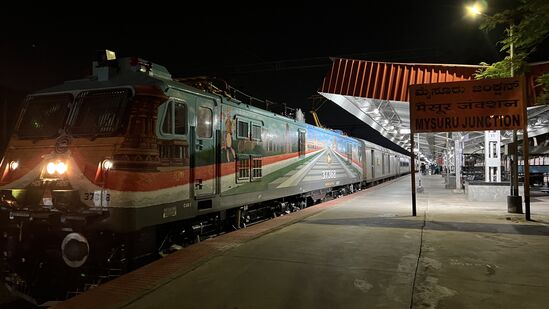 ಬೆಂಗಳೂರು ಅರಮನೆ, ಮೈಸೂರು ಅರಮನೆ, ಬೆಂಗಳೂರು ವಿಧಾನಸೌಧ, ಚೆನ್ನಕೇಶವ ದೇವಸ್ಥಾನ, ಬೇಲೂರು, ಜೋಗ್ ಜಲಪಾತ, ಉತ್ತರ ಕನ್ನಡದ ಸೊಬಗು ರೈಲಿನಲ್ಲಿ ಆಕರ್ಷಿಸುತ್ತಿದೆ. ಬೆಂಗಳೂರು ಅರಮನೆ, ಮೈಸೂರು ಅರಮನೆ, ಬೆಂಗಳೂರು ವಿಧಾನಸೌಧ, ಚೆನ್ನಕೇಶವ ದೇವಸ್ಥಾನ, ಬೇಲೂರು, ಜೋಗ್ ಜಲಪಾತ, ಉತ್ತರ ಕನ್ನಡದ ಸೊಬಗು ರೈಲಿನಲ್ಲಿ ಆಕರ್ಷಿಸುತ್ತಿದೆ.