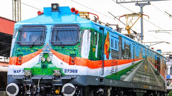 ಕರ್ನಾಟಕದ ಹಿರಿಮೆ ಗರಿಮೆಯನ್ನು ಪ್ರದರ್ಶಿಸುವ ರೀತಿಯಲ್ಲಿ ರೈಲುಗಳ ಎಂಜಿನ್ ಅನ್ನು ಬದಲಾಯಿಸಲಾಗಿದೆ. ಕರ್ನಾಟಕದ ಹಿರಿಮೆ ಗರಿಮೆಯನ್ನು ಪ್ರದರ್ಶಿಸುವ ರೀತಿಯಲ್ಲಿ ರೈಲುಗಳ ಎಂಜಿನ್ ಅನ್ನು ಬದಲಾಯಿಸಲಾಗಿದೆ.