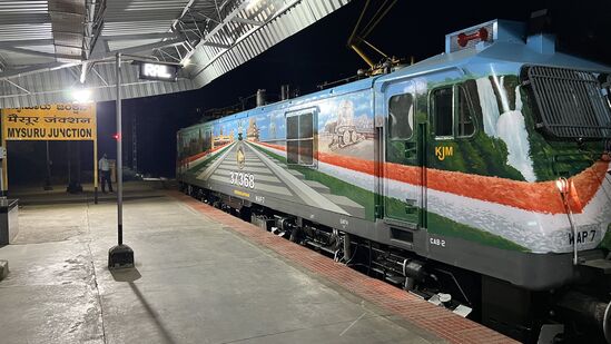 ಇತಿಹಾಸವನ್ನು ನೆನಪಿಸುವುದನ್ನು ಮೈಸೂರು ಬೆಂಗಳೂರು ನಡುವೆ ಸಂಚರಿಸುವ ರೈಲಿನಲ್ಲೂ ಅಳವಡಿಸುವುದು ಗಮನ ಸೆಳೆಯುತ್ತಿದೆ. ವಿರೂಪಾಕ್ಷ ದೇವಸ್ಥಾನ, ಹಂಪಿ, ಗೋಮಟೇಶರ ದೇವಸ್ಥಾನ, ಶ್ರವಣಬೆಳಗೊಳ ಹಾಗೂ ಬೆಂಗಳೂರಿನ ಲಾಲ್ಬಾಗ್ ಗಾರ್ಡನ್ ಅನ್ನು ತ್ರಿವರ್ಣ ಧ್ವಜದೊಂದಿಗೆ ಪ್ರದರ್ಶಿಸಲಾಗುತ್ತಿದೆ. ಇತಿಹಾಸವನ್ನು ನೆನಪಿಸುವುದನ್ನು ಮೈಸೂರು ಬೆಂಗಳೂರು ನಡುವೆ ಸಂಚರಿಸುವ ರೈಲಿನಲ್ಲೂ ಅಳವಡಿಸುವುದು ಗಮನ ಸೆಳೆಯುತ್ತಿದೆ. ವಿರೂಪಾಕ್ಷ ದೇವಸ್ಥಾನ, ಹಂಪಿ, ಗೋಮಟೇಶರ ದೇವಸ್ಥಾನ, ಶ್ರವಣಬೆಳಗೊಳ ಹಾಗೂ ಬೆಂಗಳೂರಿನ ಲಾಲ್ಬಾಗ್ ಗಾರ್ಡನ್ ಅನ್ನು ತ್ರಿವರ್ಣ ಧ್ವಜದೊಂದಿಗೆ ಪ್ರದರ್ಶಿಸಲಾಗುತ್ತಿದೆ.