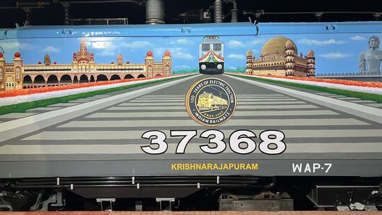 ಕೃಷ್ಣರಾಜಪುರಂ ವಿದ್ಯುತ್ ಮಾರ್ಗದೊಂದಿಗೆ ಮೈಸೂರು ಅರಮನೆ, ವಿಜಯಪುರ ಗೋಲ್ಗುಂಬಜ್ ಗಮನ ಸೆಳೆಯುತ್ತಿವೆ. ಕೃಷ್ಣರಾಜಪುರಂ ವಿದ್ಯುತ್ ಮಾರ್ಗದೊಂದಿಗೆ ಮೈಸೂರು ಅರಮನೆ, ವಿಜಯಪುರ ಗೋಲ್ಗುಂಬಜ್ ಗಮನ ಸೆಳೆಯುತ್ತಿವೆ.